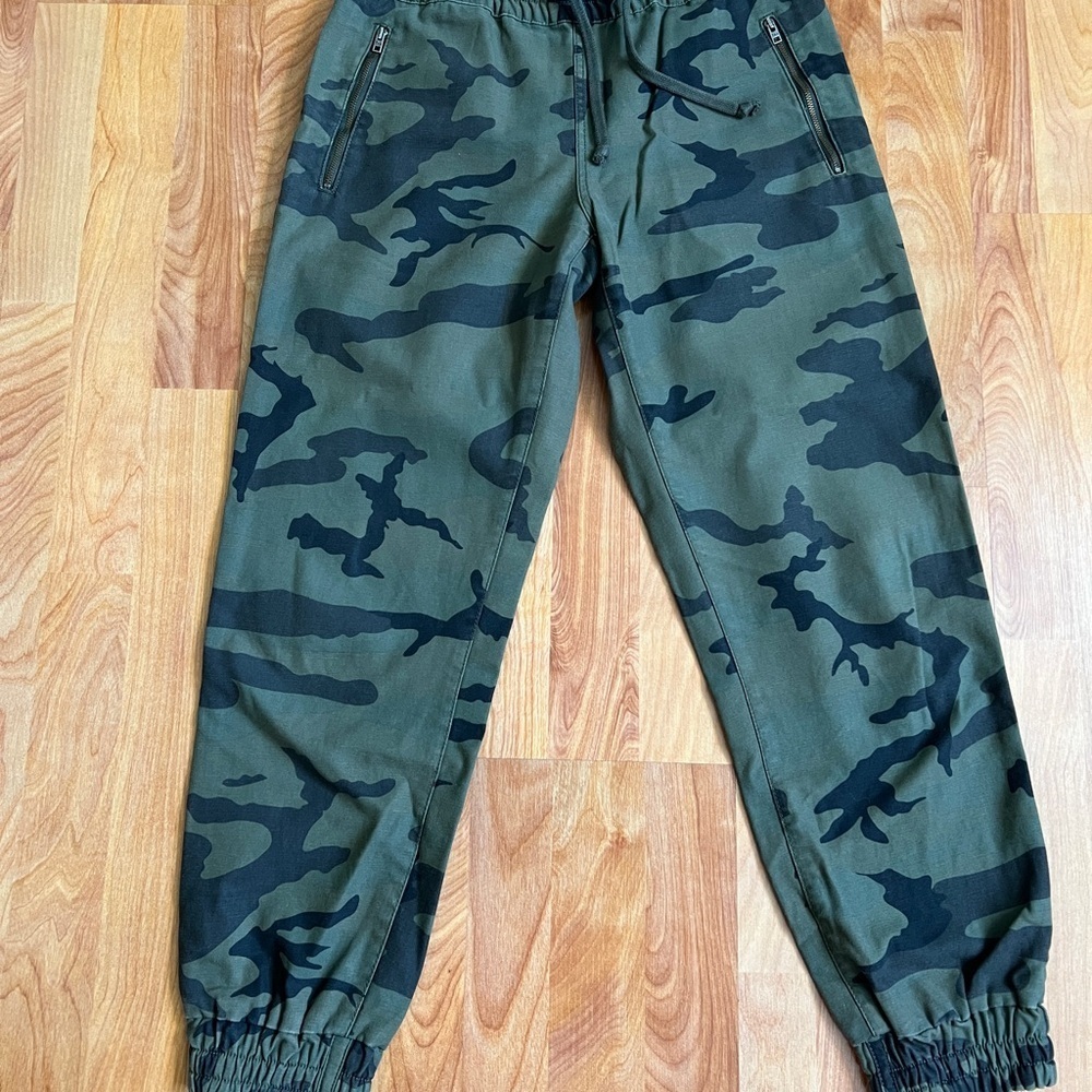 VGUC Aritzia TNA Green Camouflage Cotton Joggers w zip pockets sz S